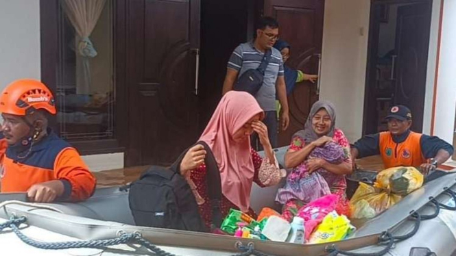 Banjir mengepung enam kecamatan di Pasuruan, Jatim.