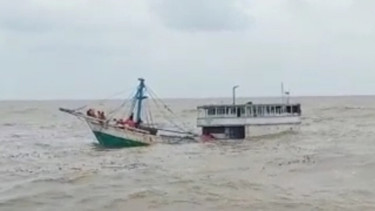 Sebuah kapal membawa ratusan ton kelapa tenggelam