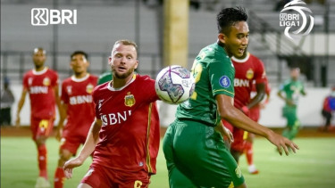 Pertandingan Bhayangkara FC vs Persebaya Surabaya. 