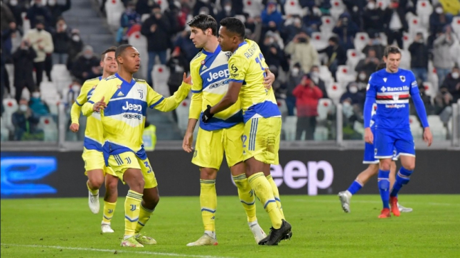 Para pemain Juventus merayakan gol. 