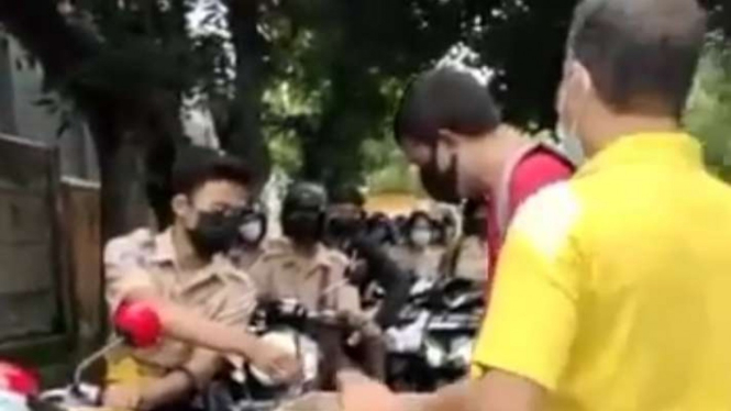 Tangkapan layar (screenshot) video yang memperlihatkan siswa SMA Negeri 8 Mataram, Nusa Tenggara Barat, dipungut uang parkir di sekolah itu.