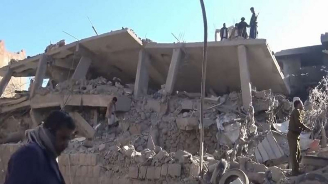 Serangan Koalisi Arab Saudi menghancurkan Kamp Milisi Houthi di Sana'a, Yaman  