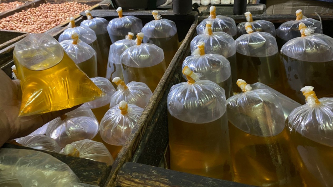 Minyak goreng curah di Pasar Palmerah, Jakarta.