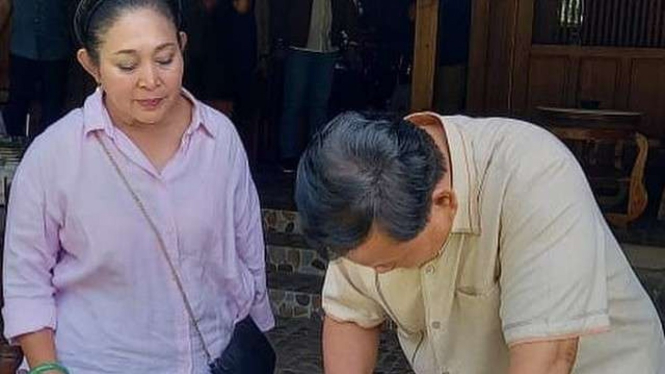 Prabowo Subianto dan Titiek Soeharto saat peresmian Waroeng Kopi Klotok.