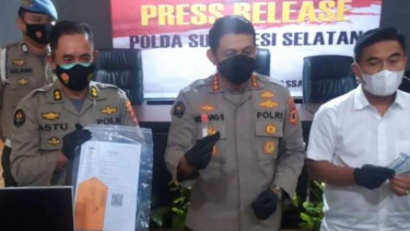Kepala Bidang Hubungan Masyarakat Polda Sulawesi Selatan Kombes Pol Komang Suartana (dua kanan) saat rilis kasus di Polrestabes Makassar, Sulawesi Selatan, Rabu, 19 Januari 2022.
