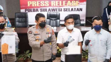 Kepala Bidang Hubungan Masyarakat Polda Sulawesi Selatan Kombes Pol Komang Suartana saat rilis kasus pemalsuan tes PCR dan swab antigen di Markas Polrestabes Makassar, Sulawesi Selatan, Rabu, 19 Januari 2022.