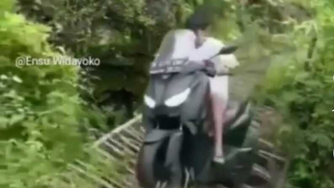 Yamaha XMAX tersungkur