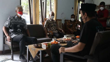 Gubernur Jawa Tengah Ganjar Pranowo menjenguk kades di Banjarnegara yang sakit