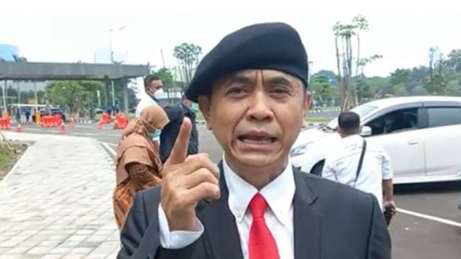 Lord Rangga Sunda Empire di Depan Gedung DPR.