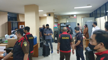 Tim Kejaksaan Tinggi DKI melakukan penggeledahan Kantor Dinas Pertamanan.