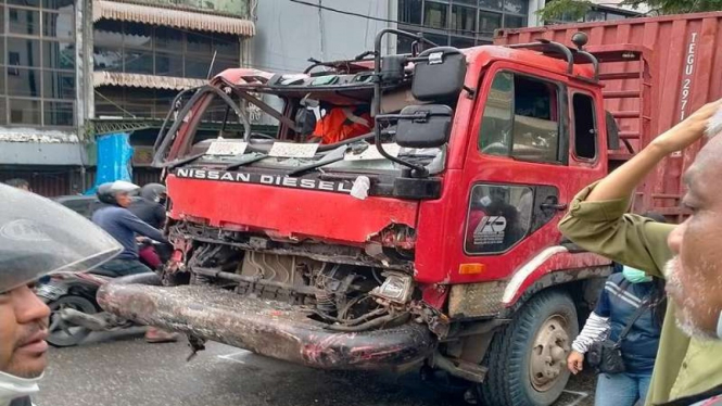 Truk diduga rem blok menabrak sejumlah kendaraan di perempatan Rapak Balikpapan