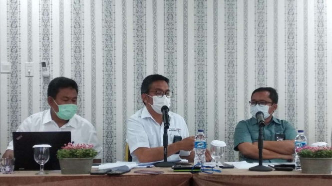 Direktur Utama Badan Pelaksana Otoritas Danau Toba (BPODT) Jimmy Bernando Panjaitan (tengah) menjelaskan tentang rencana pembangunan hotel bintang lima di kawasan wisata Danau Toba dalam konfeferensi pers di Medan, Sumatera Utara, Kamis, Kamis 20 Januari 