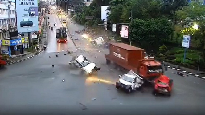 Tangkapan layar rekaman kecelakaan truk tabrak kendaraan di Balikpapan