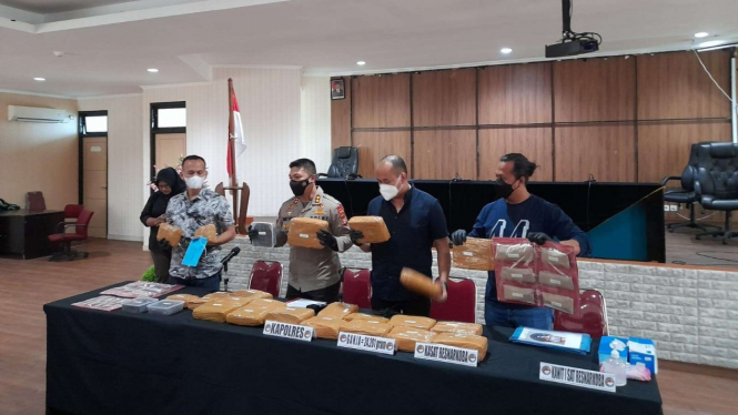 Polres Tangerang Selatan mengamankan sebanyak 24 kilogram ganja.