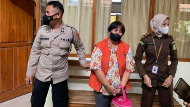 Proses penahanan tersangka mantan Ketua BUMDes Amertha Desa Patas Hernawati di Rutan Polsek Sawan, Kabupaten Buleleng, Bali, Kamis, 20 Januari 2022.