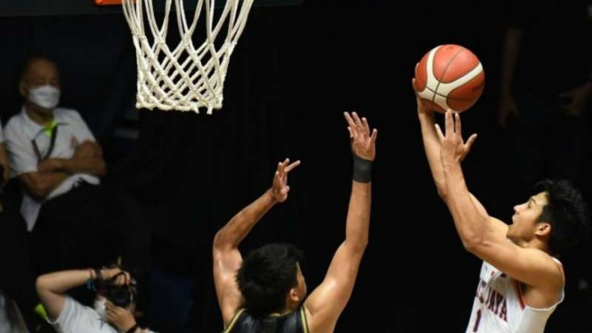 Pebasket Pelita Jaya Bakrie Jakarta Muhamad Arighi (kanan) vs West Bandits Solo