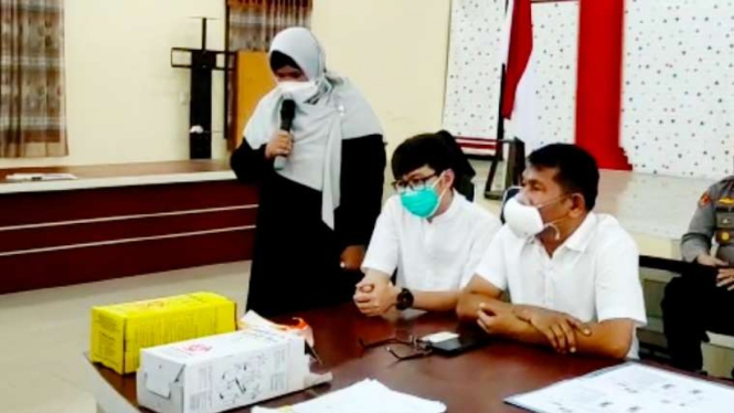 Dokter yang diduga menyuntikkan vaksin kosong kepada siswi SD di Medan, Sumatera Utara, memohon maaf kepada masyarakat atas kekhilafan yang dia perbuat, dalam konferensi pers di Markas Polres Pelabuhan Belawan, Medan, Jumat, 21 Januari 2022.