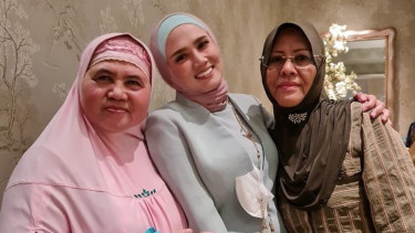 Mulan Jameela berpose dengan Ustadzah Mamah Dedeh