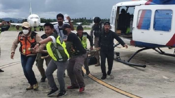 Bharada Resi Nugroho, personel Brimob yang tergabung dalam Satgas Damai Cartenz dan tertembak saat baku tembak dengan KKB di Kiwirok, Kabupaten Pegunungan Bintang, Papua, dievakuasi pada Sabtu, 22 Januari 2022.
