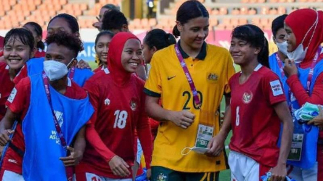 Pemain Timnas Wanita Indonesia berebut foto dengan Sam Kerr.