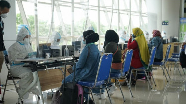 Cek kesehatan pekerja migran Indonesia di Bandara Juanda Surabaya.