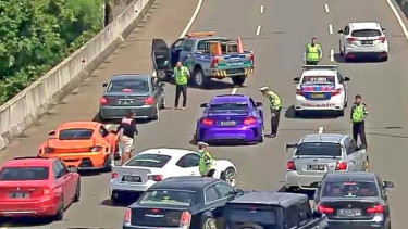 Komunitas mobil ditindak polisi karena bikin macet Tol Andara.