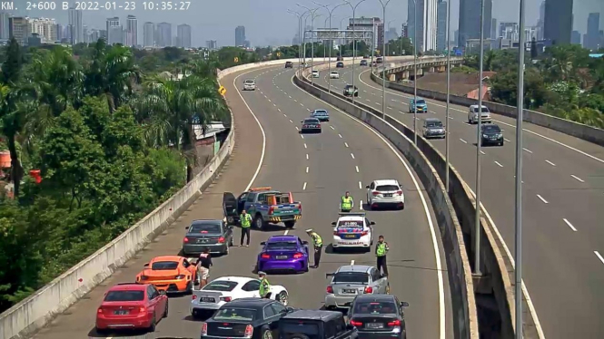 Komunitas mobil ditindak polisi karena bikin macet Tol Andara.