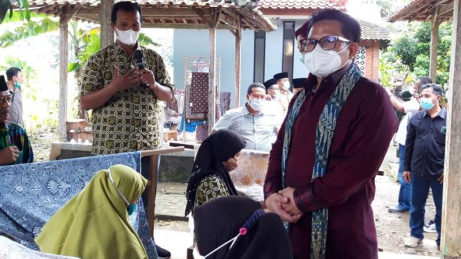 Ketua Umum PKB, Muhaimin Iskandar, saat menyambangi kampung batik di Bantul.