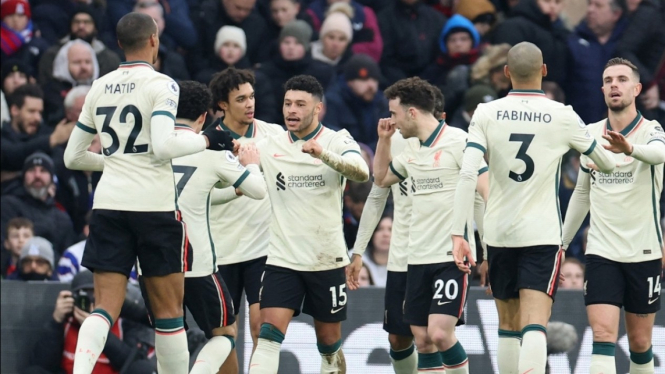 Para pemain Liverpool merayakan gol. 
