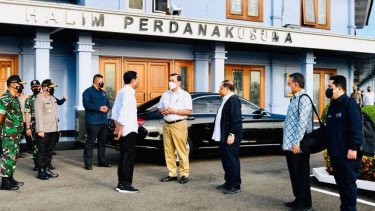 Presiden Jokowi di Bandara Halim Perdanakusuma jelang lepas landas ke Sumsel.