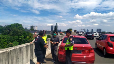 Polisi menindak konvoi mobil mewah di Tol Andara