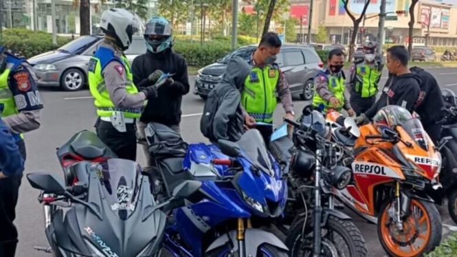 Tilang kepada motor dengan knalpot brong atau bising
