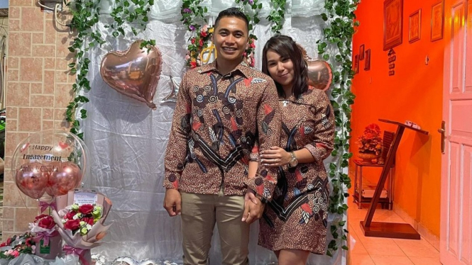 Aprilio Manganang dan tunangannya.