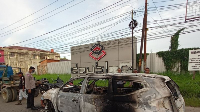 Tempat karaoke di kota Sorong yang dibakar massa pertikaian, Selasa 25 Januari 2022.