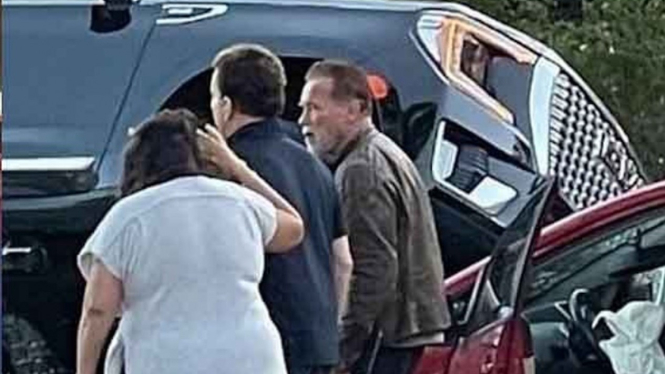 Mobil Arnold Schwarzenegger kecelakaan.