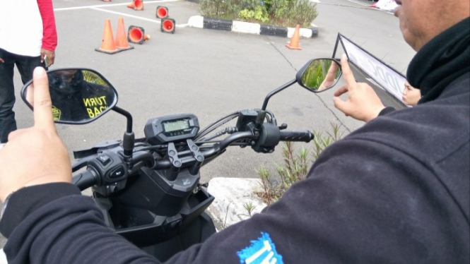 Kaca spion.