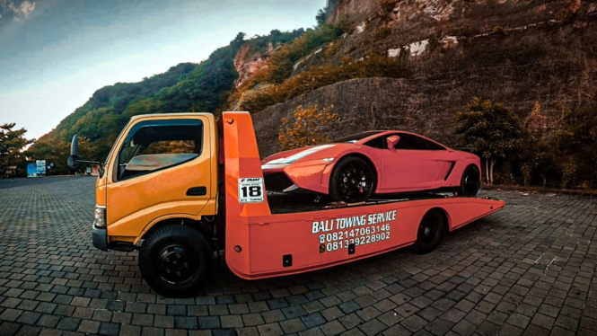 Ilustrasi derek towing mobil.