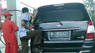 Goyang-goyang Mobil saat Isi Bensin di SPBU.