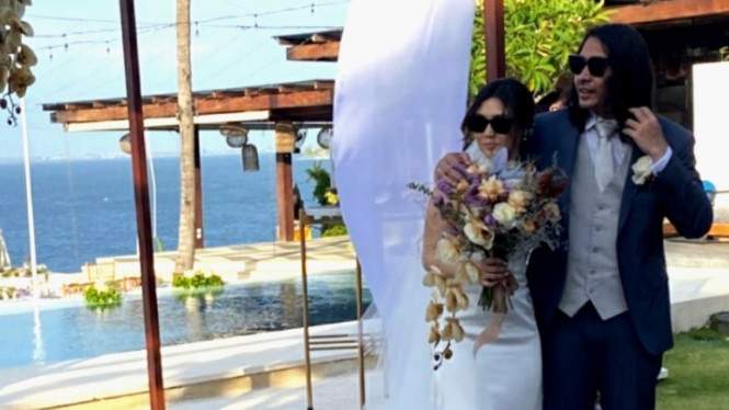 Musisi Marcello Tahitoe menggelar pernikahan di Bali