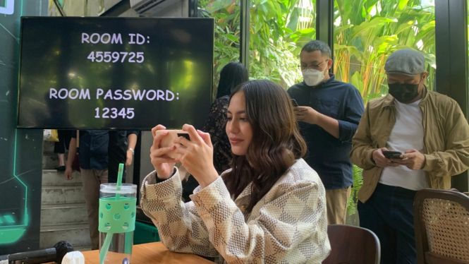 Selebritas Pevita Pearce lagi main PUBG Mobile.