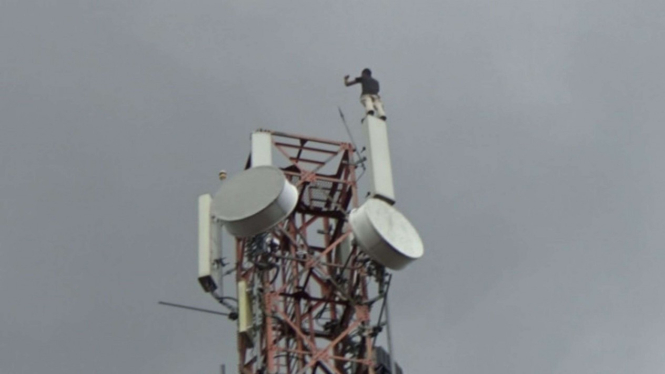 Pria Tuna Wicara Panjat Tower Selular