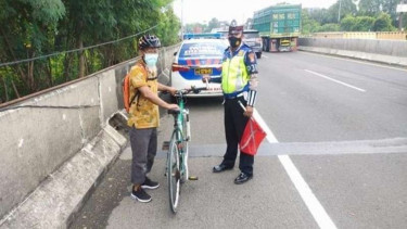 Pesepeda masuk jalan tol