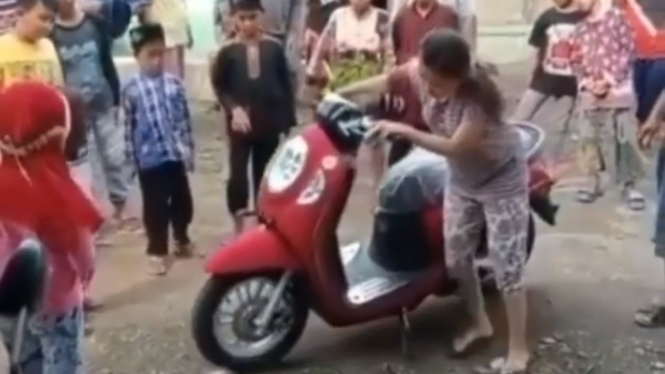 Tradisi warga kampung saat beli motor baru.