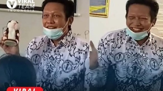 Guru mengajar dengan cara unik.