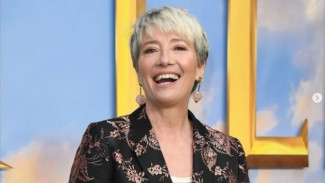 Tantangan Emma Thompson Adegan Telanjang di Usia 62 Tahun