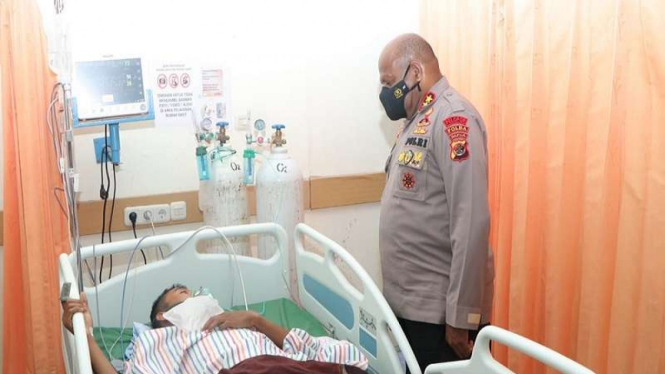 Kapolda Papua Irjen Pol Mathius D Fakhiri menjenguk Bharada Resi Nugroho