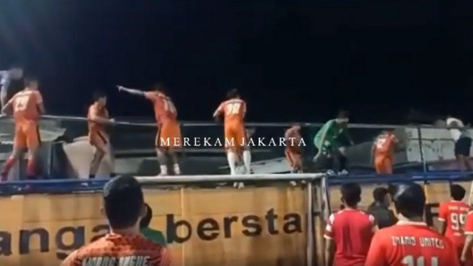 Ricuh pemain sepak bola dan suporter di lapangan Angke, Jakarta Utara