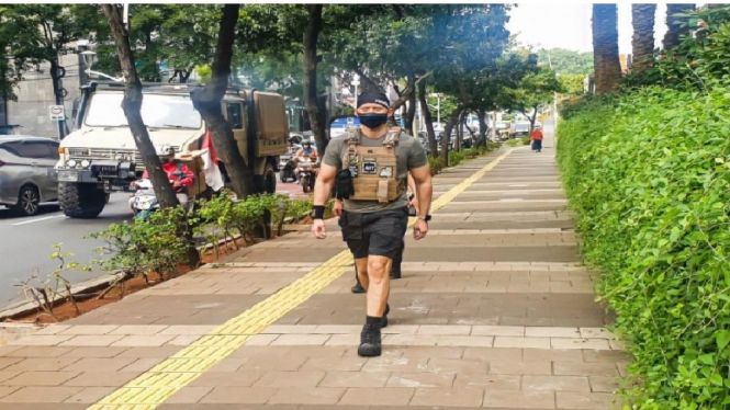 AHY lari pagi pakai rompi militer disamping unimog