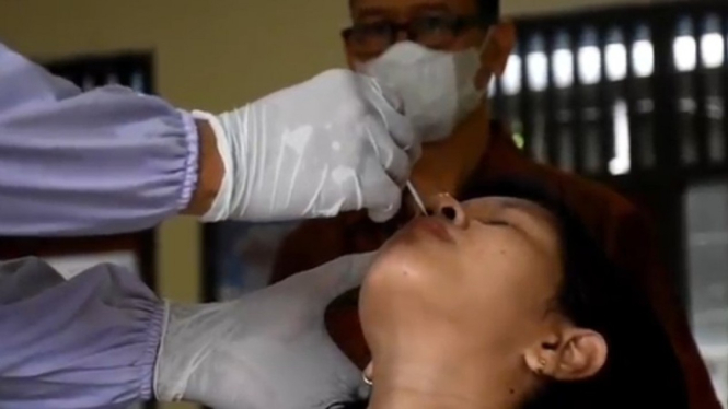 Tracing dan testing untuk mendeteksi kasus Covid-19 termasuk varian Omicron.