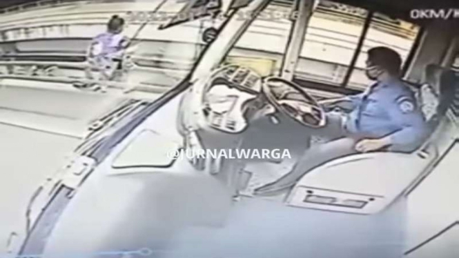 Aksi heroik sopir Transjakarta selamatkan wanita
